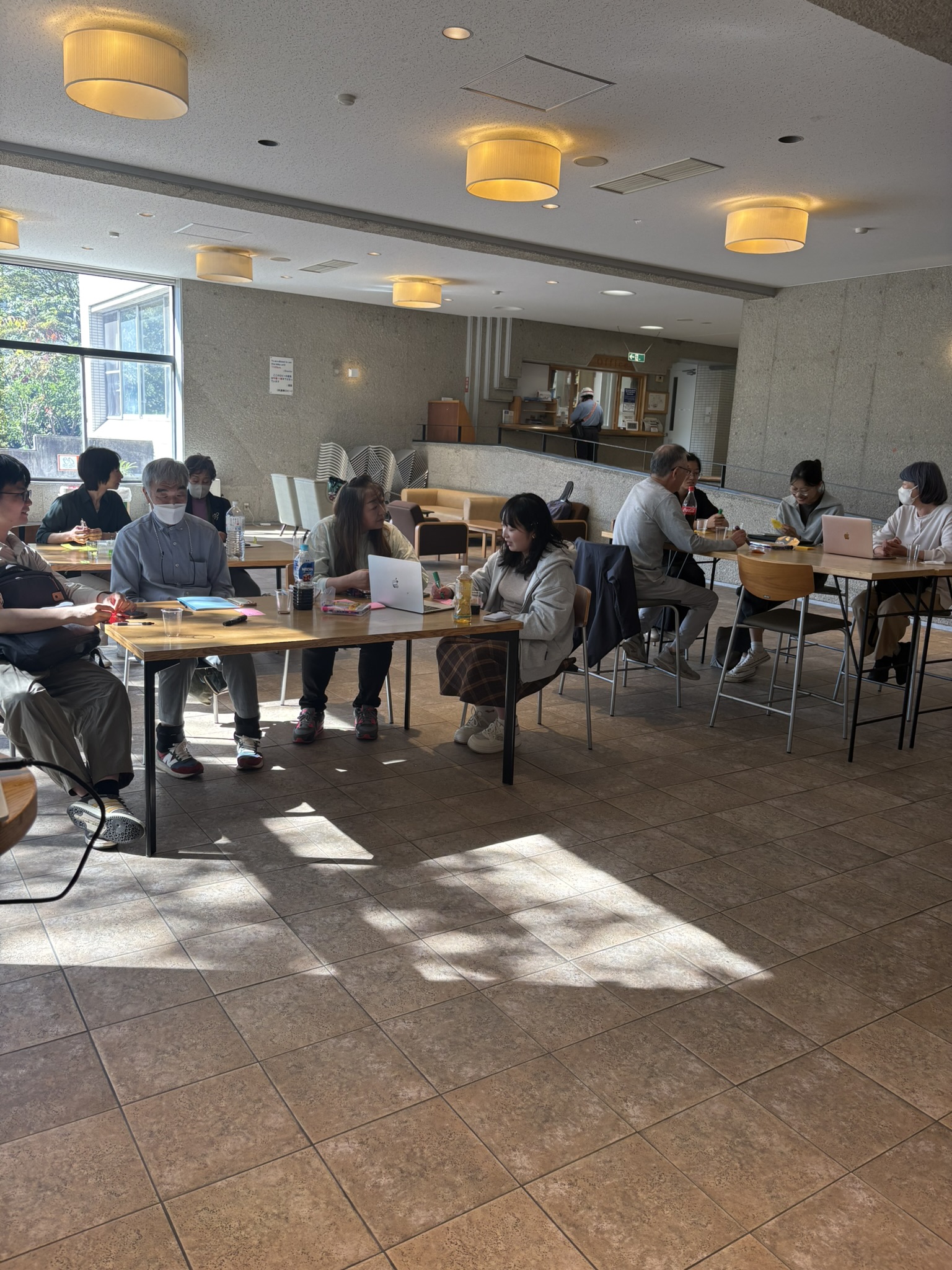 会場で学び合う様子。